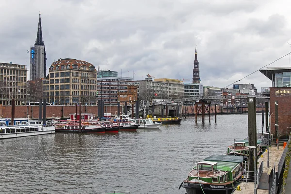Hamburg, Tyskland, den 19 februari, 2013. otaliga olika fartyg förtöjda i bankerna över kanalen vid ingången till området port vatten i hamburg — Stockfoto