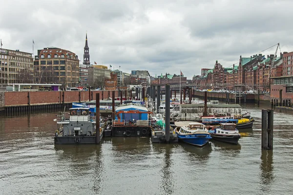 Hamburg, Německo, 19 února 2013. bezpočet různorodých lodí kotví na březích kanálu při vstupu do vody přístavu Hamburk — Stock fotografie