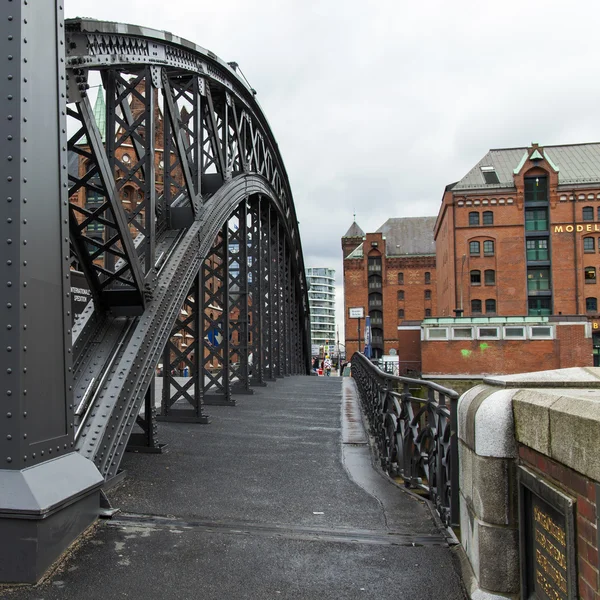 Hamburg, Germany , February 19, 2013. Bridge over the canal and old buildings warehouses and offices in the historic city in cloudy winter weather — Stock Photo, Image