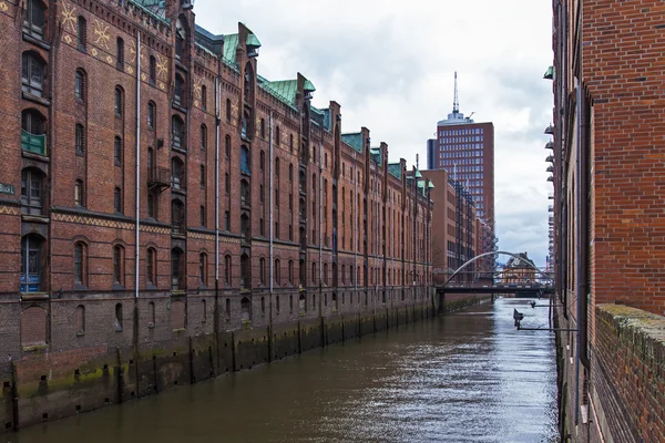 Hamburg, Německo. pohled na staré budově sklady a kanceláře v historickém městě v zatažené zimní počasí — Stock fotografie