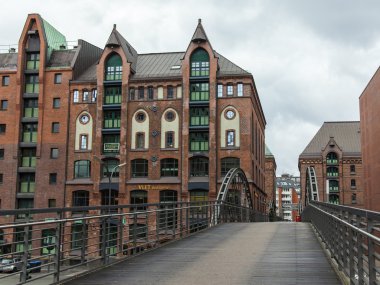 Hamburg, Almanya, 19 Şubat 2013. canal ve eski binalar Ambarlar ve bulutlu kış hava tarihi şehirde ofislerinde üzerinde köprü