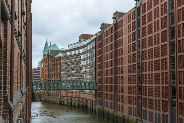 Hamburgo, Alemania. Vista de los antiguos almacenes de edificios y oficinas en la ciudad histórica en un clima nublado de invierno —  Fotos de Stock