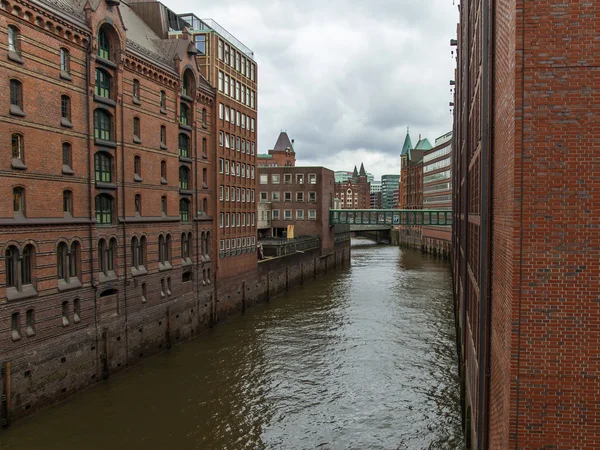 Hamburg, Německo. pohled na staré budově sklady a kanceláře v historickém městě v zatažené zimní počasí — Stock fotografie