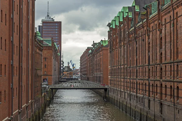 Hamburg, Německo. pohled na staré budově sklady a kanceláře v historickém městě v zatažené zimní počasí — Stock fotografie