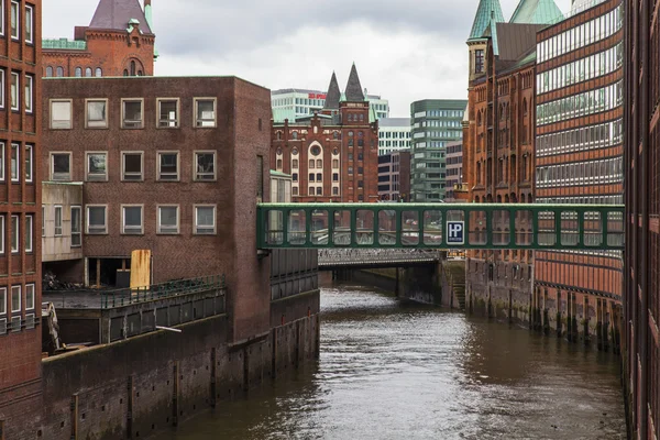 Hamburg, Niemcy. Widok starego budowy magazynów i biur w zabytkowym mieście zachmurzony zima Pogoda — Zdjęcie stockowe