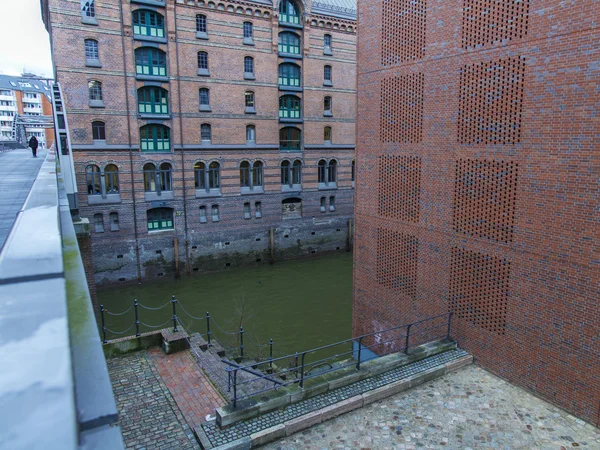 Hamburg, Německo. pohled na staré budově sklady a kanceláře v historickém městě v zatažené zimní počasí — Stock fotografie