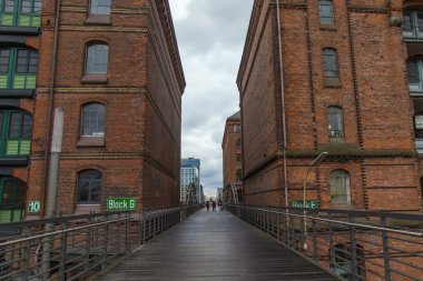 Hamburg, Almanya, 19 Şubat 2013. canal ve eski binalar Ambarlar ve bulutlu kış hava tarihi şehirde ofislerinde üzerinde köprü