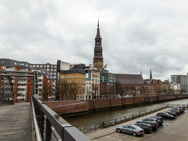 Hamburg, Almanya, 19 Şubat 2013. canal ve eski binalar Ambarlar ve bulutlu kış hava tarihi şehirde ofislerinde üzerinde köprü — Stok fotoğraf