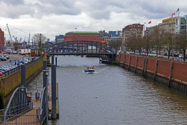 Hamburgo, Alemania, 19 de febrero de 2013. Puente sobre el canal y edificios antiguos almacenes y oficinas en la ciudad histórica en clima nublado de invierno —  Fotos de Stock