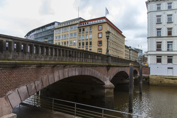 Hamburg, Německo, 19 února 2013. Most přes kanál a starých budov skladů a kanceláří v historickém městě v zatažené zimní počasí — Stock fotografie