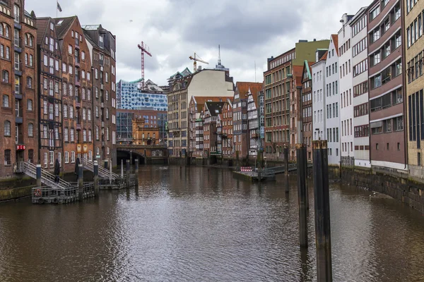 Hamburg, Germany , February 19, 2013 . View of the canal and old buildings warehouses and offices in the historic city in cloudy winter weather — Stock Photo, Image