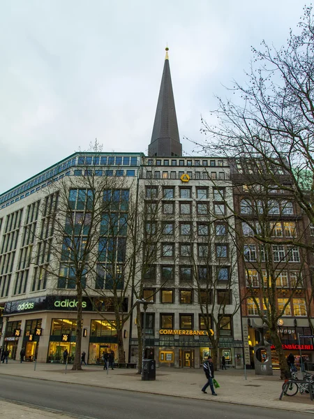 Hamburg, deutschland, 19. februar 2013. typischer stadtblick an einem bewölkten abend — Stockfoto