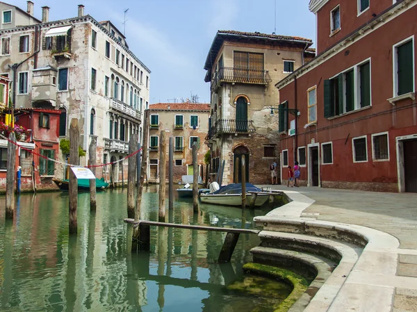 Venice, Italy, June 20, 2012 . Residential district of Dorsoduro . House reflected in the canals — Stock Photo, Image