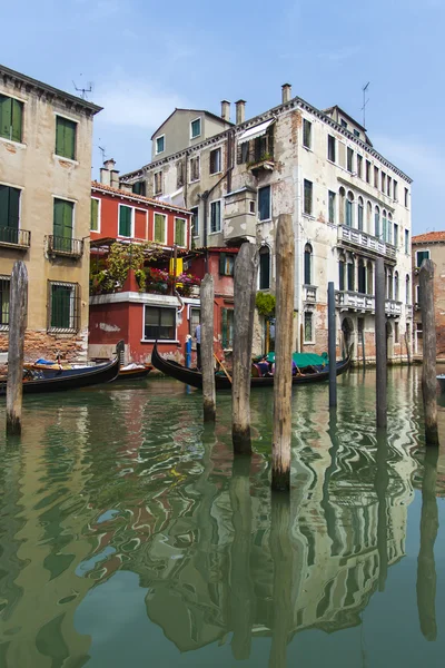 Venice, Italy, June 20, 2012 . Residential district of Dorsoduro . House reflected in the canals — Stock Photo, Image