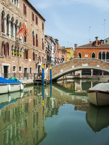 Venice, Italy, June 20, 2012 . Typical city street - view channel — Stock Photo, Image