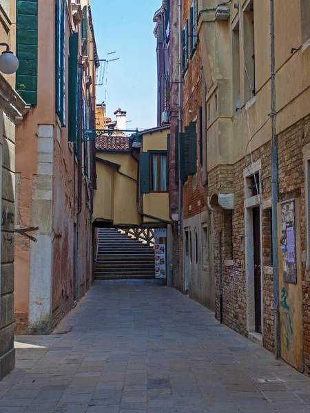 Italia, Venecia. Calle estrecha vieja —  Fotos de Stock