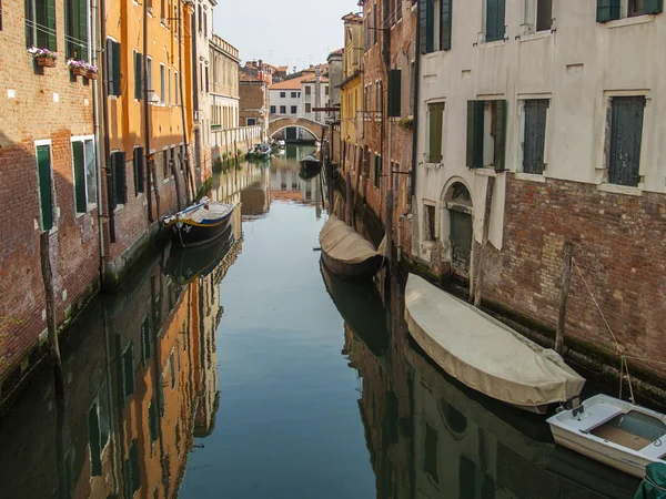 Venice, Italy, June 20, 2012 . Typical city street - view channel — Stock Photo, Image