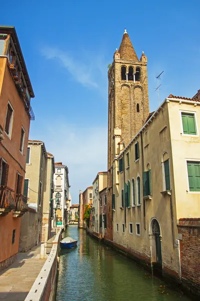 Veneza, Itália, 20 de junho de 2012. Rua típica da cidade - canal vista — Fotografia de Stock