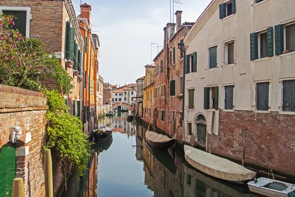 Venedig, Italien, 20. Juni 2012. typische Stadtstraße - Kanal anzeigen — Stockfoto