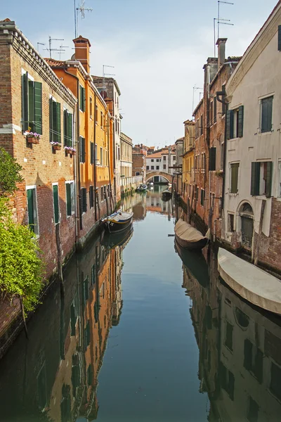 Venice, Italy, June 20, 2012 . Typical city street - view channel — Stock Photo, Image