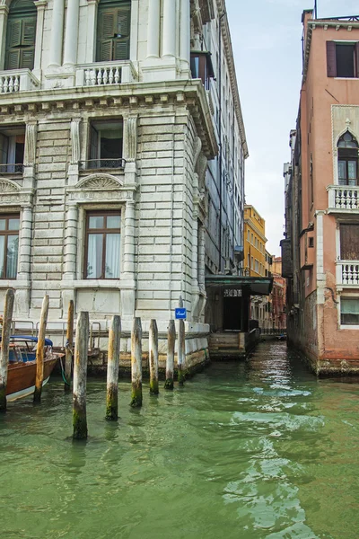 Venedig, Italien, 20 juni 2012. typiska stadsgata - Visa kanal — Stockfoto