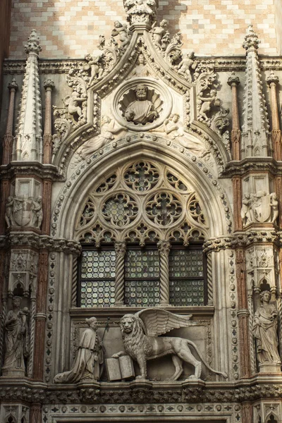 Venice, Italy, Architectural details of St Mark 's Cathedral in Piazza San Marco — стоковое фото