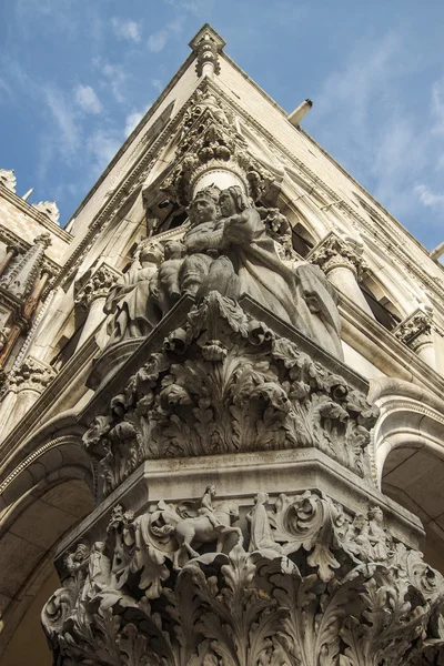 Benátky, Itálie, architektonické detaily chrámu svatého Marka v piazza san marco — Stock fotografie