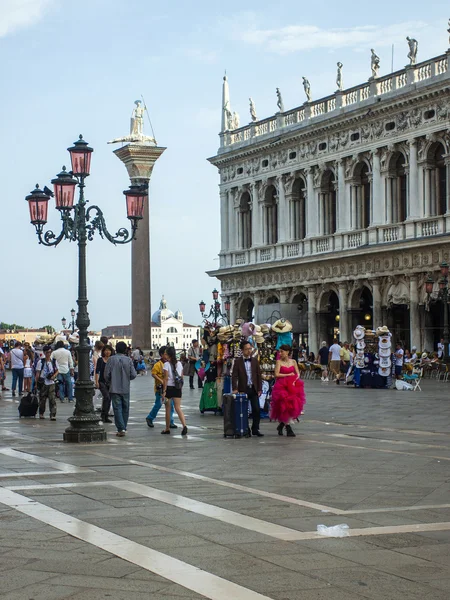 Venice, Italy, June 20, 2012 . Tourists from different countries are walking on Piazza San Marco summer hot day — Stock Photo, Image