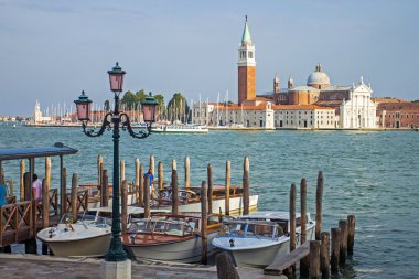Venedik, İtalya, 20 Haziran 2012. piers gondol ve katedral san giorgio Maggiore için görünüm gezinti San san giorgio maggiore adasında marco