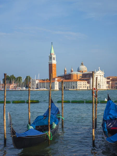 Venedig, Italien, 20 juni 2012. Visa av bryggorna för gondoler och katedralen san giorgio Maggiore på ön san giorgio Maggiore från strandpromenaden i san marco — Stockfoto