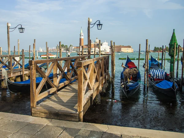 Venezia, 20 giugno 2012. Veduta dei moli per gondole e Cattedrale di San Giorgio Maggiore sull'isola di San Giorgio Maggiore dal lungomare di San Marco — Foto Stock