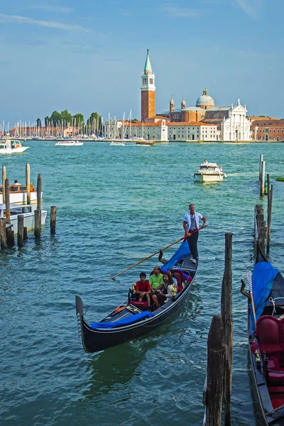 Venedig, Italien, 20 juni 2012. Visa av bryggorna för gondoler och katedralen san giorgio Maggiore på ön san giorgio Maggiore från strandpromenaden i san marco — Stockfoto