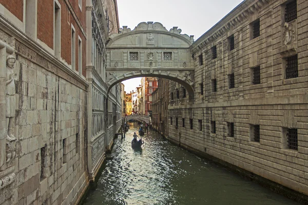 Veneza, Itália. Uma das famosas atrações da cidade - a Ponte dos Suspiros — Fotografia de Stock