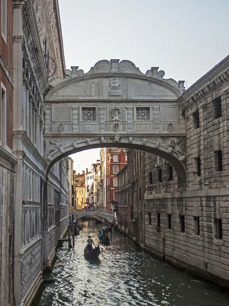 Veneza, Itália. Uma das famosas atrações da cidade - a Ponte dos Suspiros — Fotografia de Stock