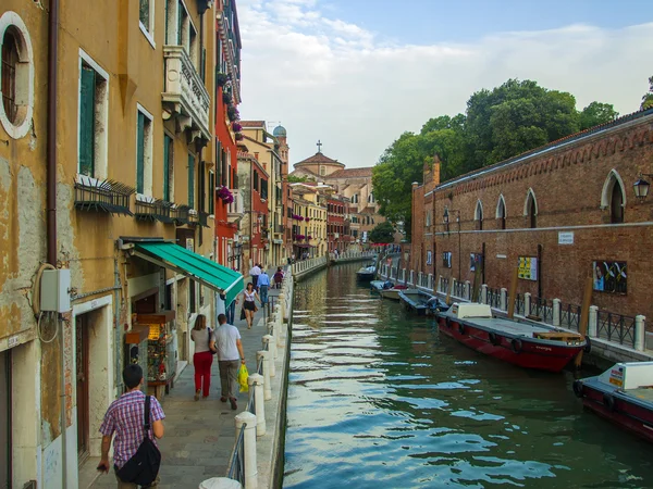 威尼斯，意大利。典型城市街道-视图通道通过桥的栏杆 — 图库照片
