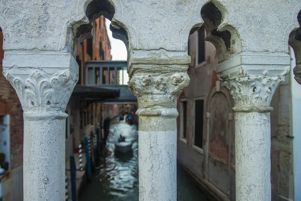 Venedik, İtalya. tipik şehir sokak - görünüm kanalı ile köprü korkuluk — Stok fotoğraf