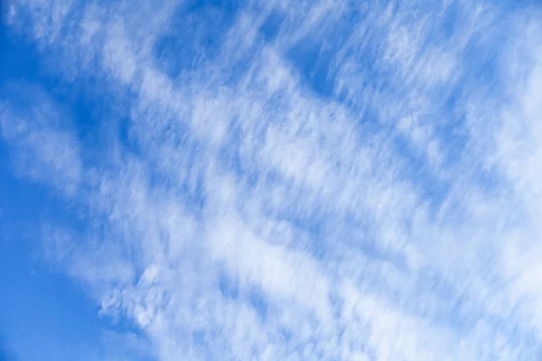 Nuvens brancas claras no céu azul — Fotografia de Stock