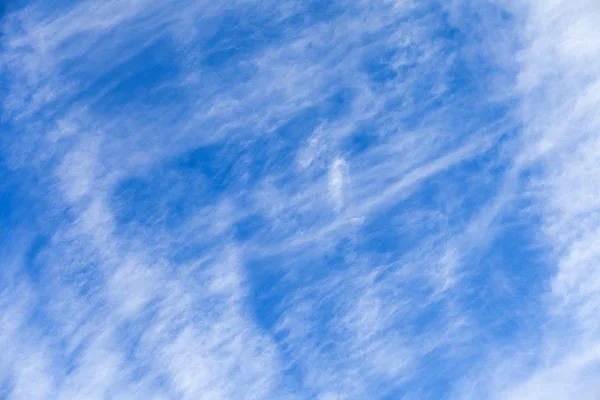 Nuvens brancas claras no céu azul — Fotografia de Stock