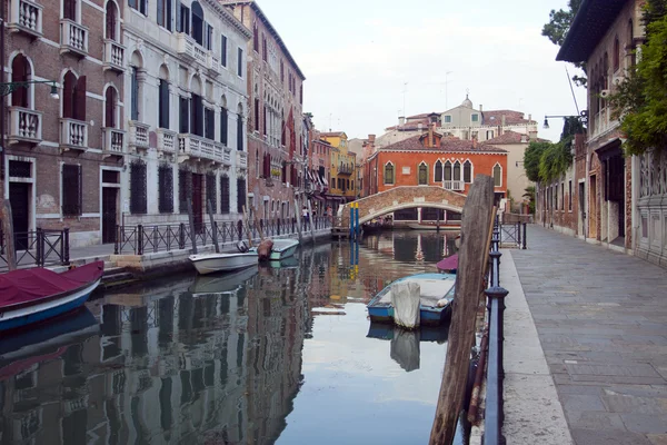 Venice, Italy, June 20, 2012. Typical city view of street-channel in early summer evening — Stock Photo, Image