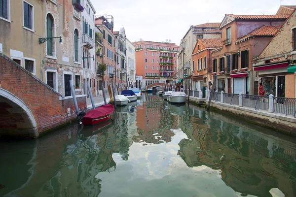 Venice, Italy, June 20, 2012. Typical city view of street-channel in early summer evening — Stock Photo, Image