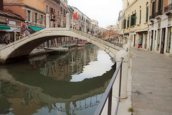 Venise, Italie, 20 juin 2012. Vue typique de la ville sur le canal de la rue en début de soirée d'été — Photo