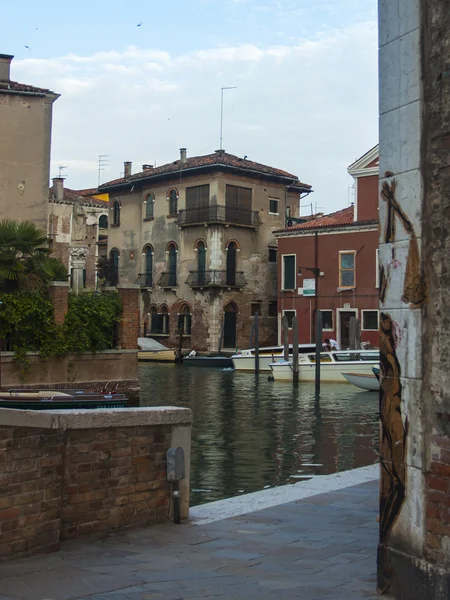 Venedig, Italien, typischer Street View Kanal am frühen Sommerabend — Stockfoto