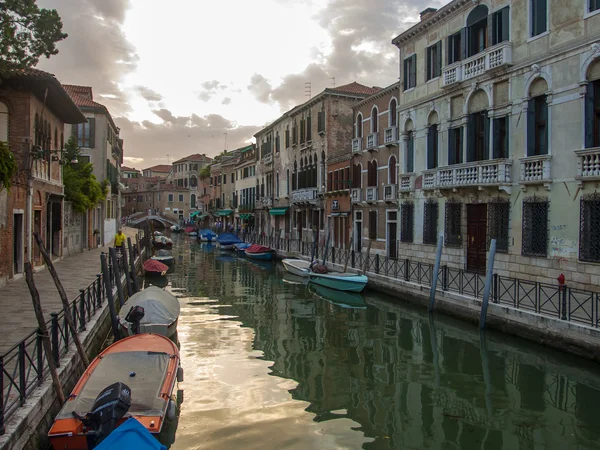 Veneza, Itália, cidade típica vista de rua canal início da noite de verão — Fotografia de Stock