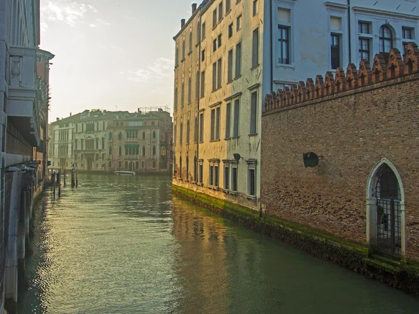 Venice, Italy, June 21, 2012. Morning fog over Venetian canals — Stock Photo, Image