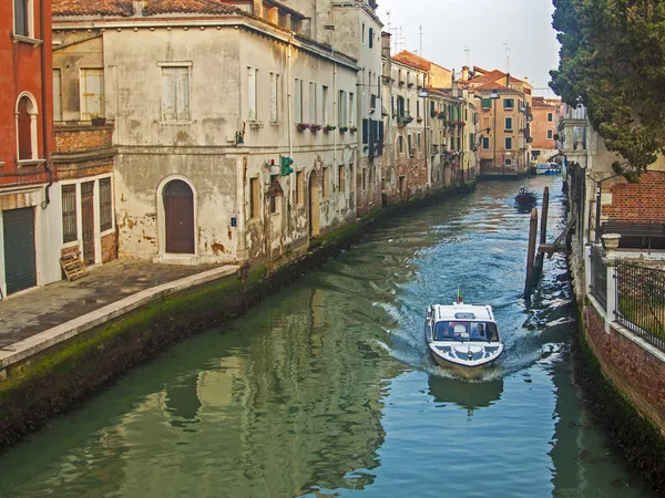 Venedig, Italien, 21. Juni 2012. Morgennebel über venezianischen Kanälen — Stockfoto