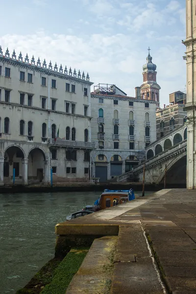 Venice, Italy, June 21, 2012. Morning fog over Venetian canals — Stock Photo, Image