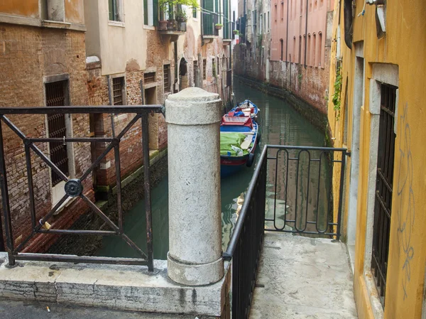 Venecia, Italia, 21 de junio de 2012. Niebla matutina sobre canales venecianos — Foto de Stock