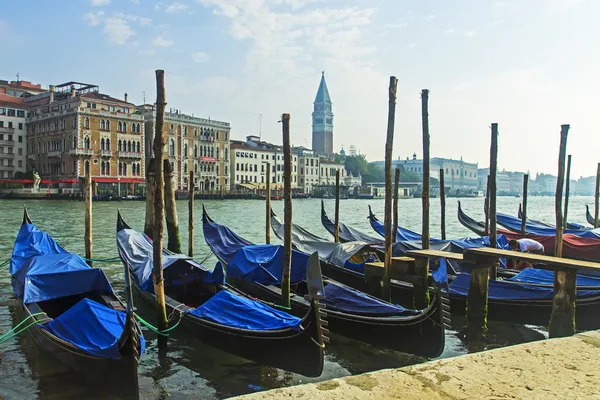 Venecia, Italia, 21 de junio de 2012. Vista de los muelles para las góndolas y el Gran Canal por la mañana temprano — Foto de Stock