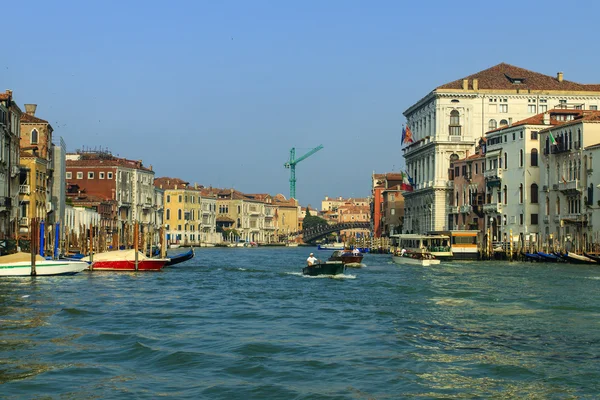 Wenecja, Włochy, 21 czerwiec 2012. widok na Canale Grande w wczesnym rankiem. Grand canal jest przy głównej arterii w Wenecji — Zdjęcie stockowe