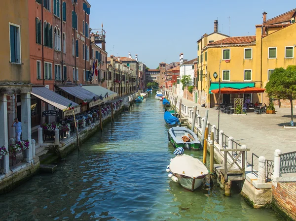 Venecia, Italia, 21 de junio de 2012. Típico canal de vista de calle ciudad — Foto de Stock